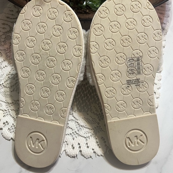 Michael Kors NWOT Gold Chain Cream Slippers SIZE 6m - Picture 2 of 5